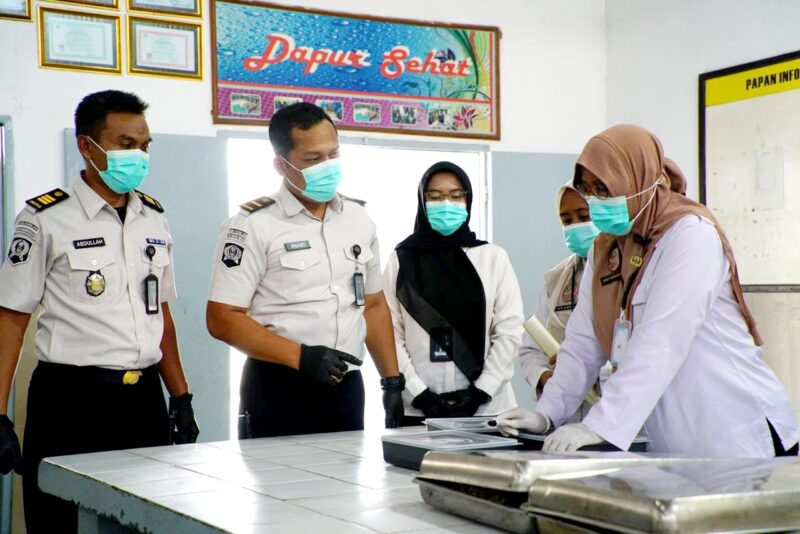 Petugas Lapas Narkotika bersama tim dari Puskesmas Teja saat mengecek makanan warga binaan. (KLIKMADURA)