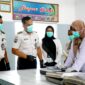 Petugas Lapas Narkotika bersama tim dari Puskesmas Teja saat mengecek makanan warga binaan. (KLIKMADURA)