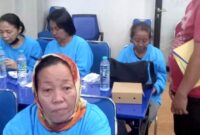 Nurul Hasanah, warga Kelurahan Rong Tengah, Kecamatan / Kabupaten Sampang saat berada di tempat kerja. (ISTIMEWA)