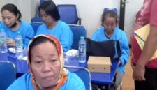 Nurul Hasanah, warga Kelurahan Rong Tengah, Kecamatan / Kabupaten Sampang saat berada di tempat kerja. (ISTIMEWA)
