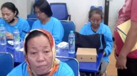 Nurul Hasanah, warga Kelurahan Rong Tengah, Kecamatan / Kabupaten Sampang saat berada di tempat kerja. (ISTIMEWA)