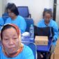 Nurul Hasanah, warga Kelurahan Rong Tengah, Kecamatan / Kabupaten Sampang saat berada di tempat kerja. (ISTIMEWA)