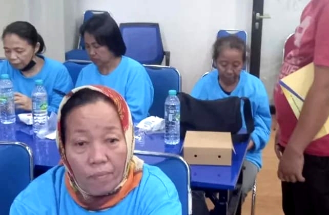 Nurul Hasanah, warga Kelurahan Rong Tengah, Kecamatan / Kabupaten Sampang saat berada di tempat kerja. (ISTIMEWA)
