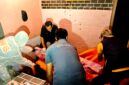 Aparat kepolisian saat mengevakuasi jenazah MR di Desa Pamolokan, Kecamatan Kota, Kabupaten Sumenep. (KLIKMADURA)