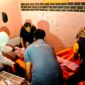 Aparat kepolisian saat mengevakuasi jenazah MR di Desa Pamolokan, Kecamatan Kota, Kabupaten Sumenep. (KLIKMADURA)