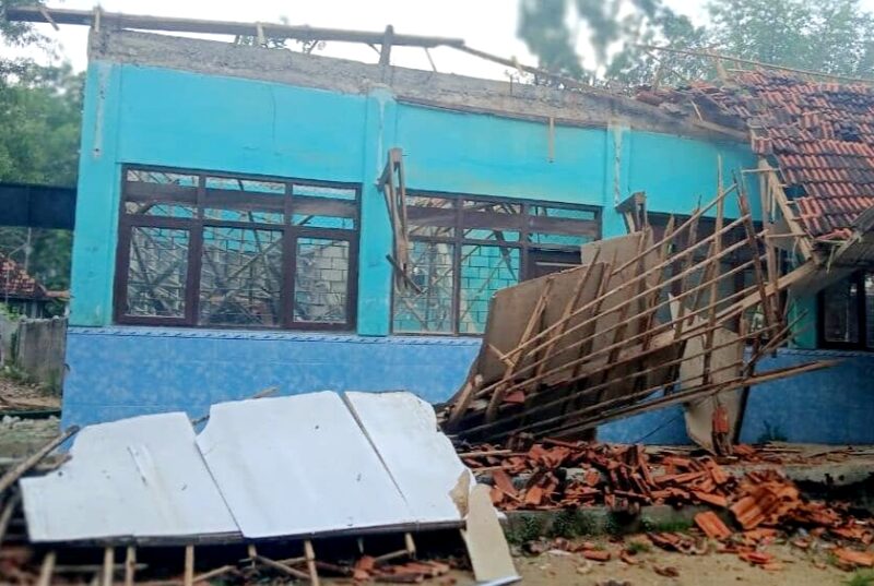 Kondisi SDN Mandulang 2 yang mengalami rusak parah. (KLIKMADURA)