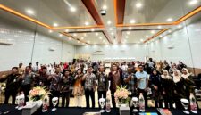 Pemateri dan seluruh peserta pertemuan terkait pencegahan NAPZA pada remaja di Ballroom Hotel Cahaya Berlian, Kamis (8/10/2026). (LAILIYATUN NURIYAH/KLIK MADURA)