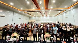Pemateri dan seluruh peserta pertemuan terkait pencegahan NAPZA pada remaja di Ballroom Hotel Cahaya Berlian, Kamis (8/10/2026). (LAILIYATUN NURIYAH/KLIK MADURA)