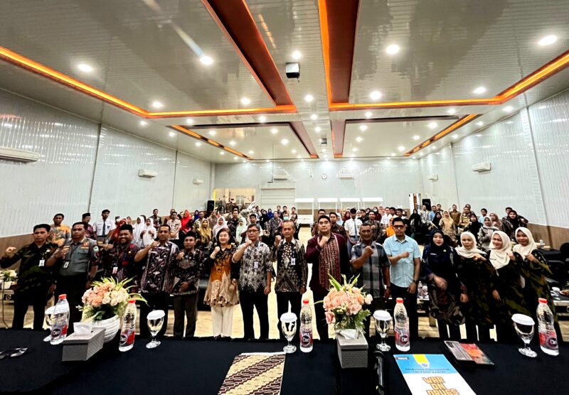 Pemateri dan seluruh peserta pertemuan terkait pencegahan NAPZA pada remaja di Ballroom Hotel Cahaya Berlian, Kamis (8/10/2026). (LAILIYATUN NURIYAH/KLIK MADURA)