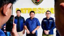 Kasatreskrim Polres Pamekasan, AKP Yoyok Hardianto (tengah) saat menggelar konferensi pers, Kamis (8/10/2026).