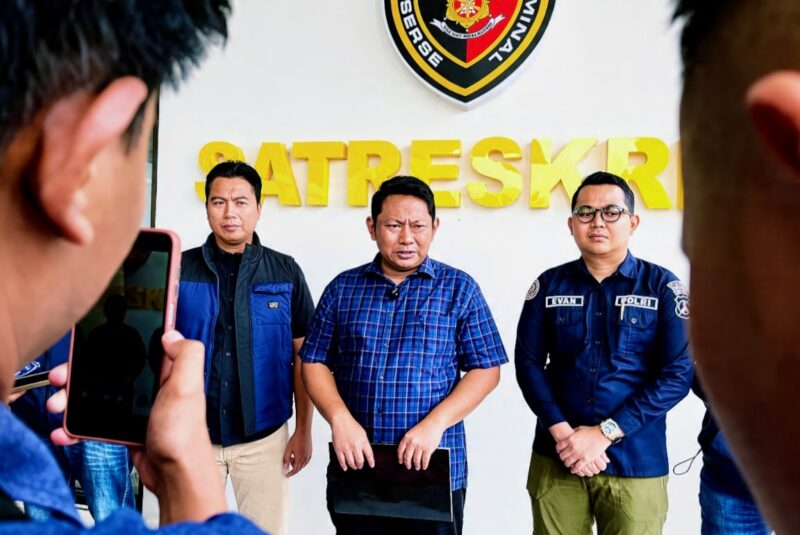 Kasatreskrim Polres Pamekasan, AKP Yoyok Hardianto (tengah) saat menggelar konferensi pers, Kamis (8/10/2026).