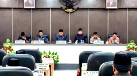 Ketua DPRD Pamekasan, Ali Masykur saat memimpin rapat paripurna penyampaian bupati mengenai nota keuangan Raperda APBD 2027, Rabu (7/10/2026).