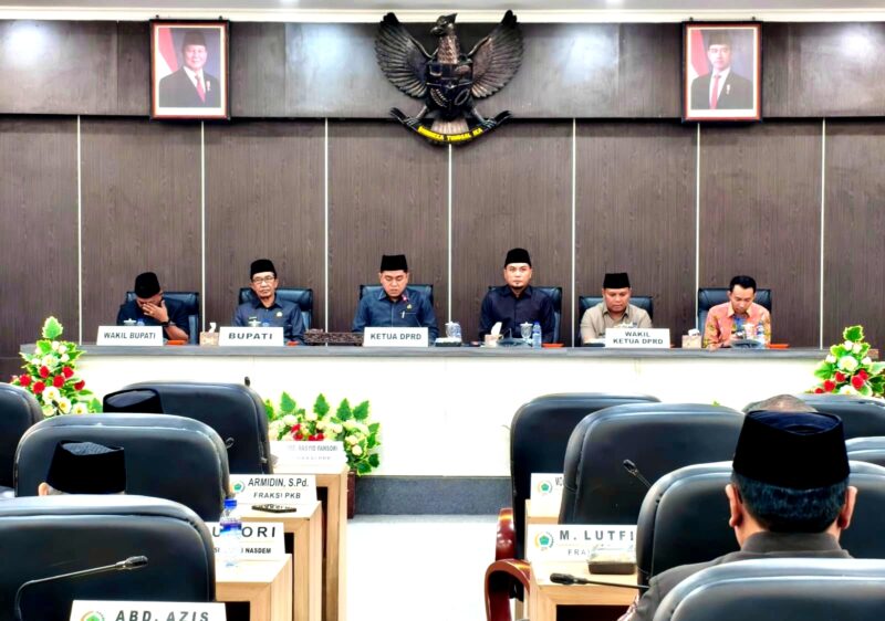 Ketua DPRD Pamekasan, Ali Masykur saat memimpin rapat paripurna penyampaian bupati mengenai nota keuangan Raperda APBD 2027, Rabu (7/10/2026).