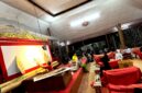 Para anggota Panti Budaya Pamekasan latihan pentas wayang kulit Madura di area Vihara Avalokitesvara Pamekasan, Selasa (6/10/2026). (LAILIYATUN NURIYAH/KLIK MADURA).