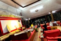 Para anggota Panti Budaya Pamekasan latihan pentas wayang kulit Madura di area Vihara Avalokitesvara Pamekasan, Selasa (6/10/2026). (LAILIYATUN NURIYAH/KLIK MADURA).