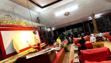 Para anggota Panti Budaya Pamekasan latihan pentas wayang kulit Madura di area Vihara Avalokitesvara Pamekasan, Selasa (6/10/2026). (LAILIYATUN NURIYAH/KLIK MADURA).