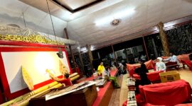 Para anggota Panti Budaya Pamekasan latihan pentas wayang kulit Madura di area Vihara Avalokitesvara Pamekasan, Selasa (6/10/2026). (LAILIYATUN NURIYAH/KLIK MADURA).