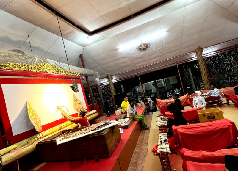 Para anggota Panti Budaya Pamekasan latihan pentas wayang kulit Madura di area Vihara Avalokitesvara Pamekasan, Selasa (6/10/2026). (LAILIYATUN NURIYAH/KLIK MADURA).