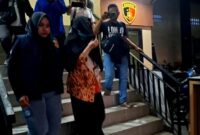 Staf Puskesmas Robatal saat digelandang di Mapolres Sampang. (KLIKMADURA)