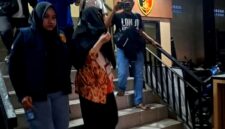 Staf Puskesmas Robatal saat digelandang di Mapolres Sampang. (KLIKMADURA)