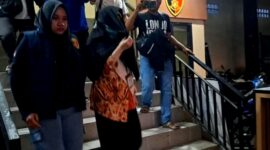 Staf Puskesmas Robatal saat digelandang di Mapolres Sampang. (KLIKMADURA)