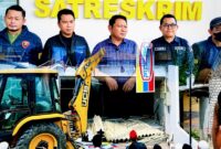 Kolase foto press rilis dan aksi pembongkaran gerai Indomaret di Desa Panaan, Kecamatan Palengaan, Pamekasan. (KLIKMADURA)