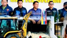 Kolase foto press rilis dan aksi pembongkaran gerai Indomaret di Desa Panaan, Kecamatan Palengaan, Pamekasan. (KLIKMADURA)