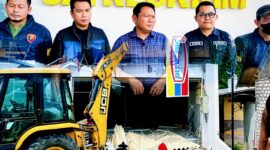 Kolase foto press rilis dan aksi pembongkaran gerai Indomaret di Desa Panaan, Kecamatan Palengaan, Pamekasan. (KLIKMADURA)