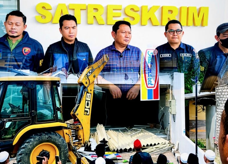 Kolase foto press rilis dan aksi pembongkaran gerai Indomaret di Desa Panaan, Kecamatan Palengaan, Pamekasan. (KLIKMADURA)