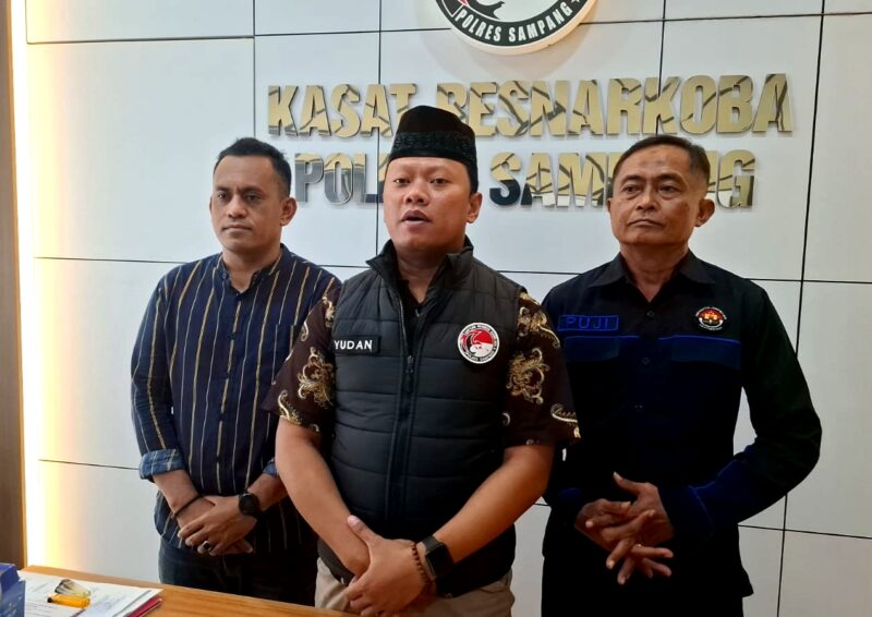 Kasat Narkoba Polres Sampang, IPTU Yuda Julianto saat press rilis. (KLIKMADURA)
