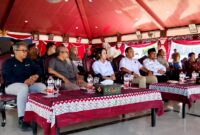 Wakil Bupati Sampang, Ahmad Mahfudz (pakai kopiah) saat menghadiri pelepasan bantuan 1 juta liter air bersih. (KLIKMADURA)