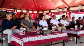 Wakil Bupati Sampang, Ahmad Mahfudz (pakai kopiah) saat menghadiri pelepasan bantuan 1 juta liter air bersih. (KLIKMADURA)