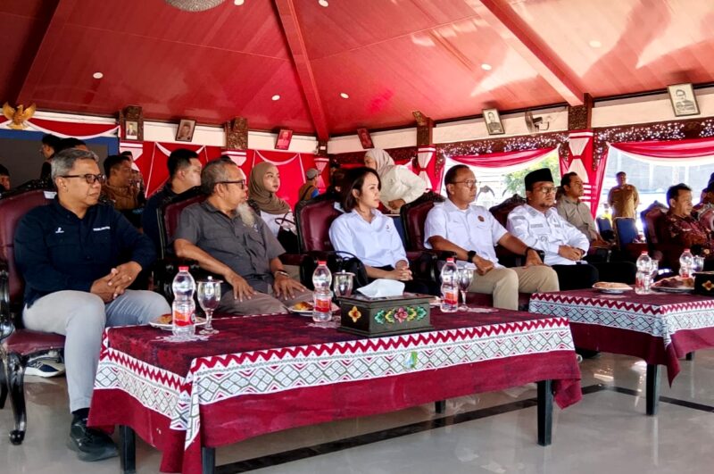 Wakil Bupati Sampang, Ahmad Mahfudz (pakai kopiah) saat menghadiri pelepasan bantuan 1 juta liter air bersih. (KLIKMADURA)