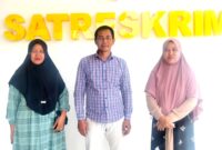 Ahli waris lahan TK ABA IV Pamekasan Buami usai melaporan dugaan tanda tangan surat keterangan riwayat tanah beberapa waktu lalu (LAILIYATUN NURIYAH/KLIK MADURA).