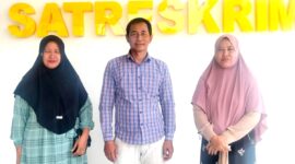Ahli waris lahan TK ABA IV Pamekasan Buami usai melaporan dugaan tanda tangan surat keterangan riwayat tanah beberapa waktu lalu (LAILIYATUN NURIYAH/KLIK MADURA).