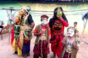 Sejumlah pemeran topeng bersiap sebelum penampilan. (MUHARI AS / KLIKMADURA)