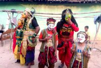 Sejumlah pemeran topeng bersiap sebelum penampilan. (MUHARI AS / KLIKMADURA)