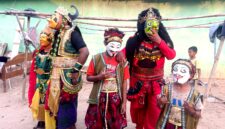 Sejumlah pemeran topeng bersiap sebelum penampilan. (MUHARI AS / KLIKMADURA)