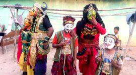 Sejumlah pemeran topeng bersiap sebelum penampilan. (MUHARI AS / KLIKMADURA)