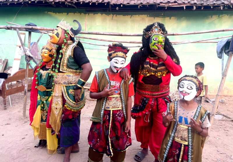 Sejumlah pemeran topeng bersiap sebelum penampilan. (MUHARI AS / KLIKMADURA)