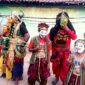 Sejumlah pemeran topeng bersiap sebelum penampilan. (MUHARI AS / KLIKMADURA)
