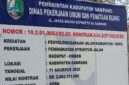 Papan informasi Proyek Jalan Madupat–Omben. (KLIKMADURA)