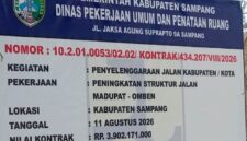 Papan informasi Proyek Jalan Madupat–Omben. (KLIKMADURA)