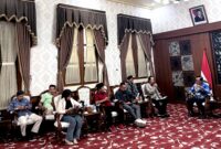 Perwakilan Panitia Pameran Kebudayaan Madura berkoordinasi dengan Bupati Pamekasan, Dr. KH. Kholilurrahman di Peringgitan Dalam, Mandhapa Agung Ronggosukowati. (DOK. KLIKMADURA)