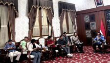 Perwakilan Panitia Pameran Kebudayaan Madura berkoordinasi dengan Bupati Pamekasan, Dr. KH. Kholilurrahman di Peringgitan Dalam, Mandhapa Agung Ronggosukowati. (DOK. KLIKMADURA)