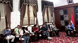 Perwakilan Panitia Pameran Kebudayaan Madura berkoordinasi dengan Bupati Pamekasan, Dr. KH. Kholilurrahman di Peringgitan Dalam, Mandhapa Agung Ronggosukowati. (DOK. KLIKMADURA)