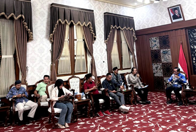 Perwakilan Panitia Pameran Kebudayaan Madura berkoordinasi dengan Bupati Pamekasan, Dr. KH. Kholilurrahman di Peringgitan Dalam, Mandhapa Agung Ronggosukowati. (DOK. KLIKMADURA)