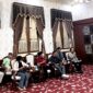 Perwakilan Panitia Pameran Kebudayaan Madura berkoordinasi dengan Bupati Pamekasan, Dr. KH. Kholilurrahman di Peringgitan Dalam, Mandhapa Agung Ronggosukowati. (DOK. KLIKMADURA)