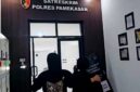 Personel Satreskrim Polres Pamekasan menggiring DPO dugaan investasi bodong setelah berhasil ditangkap di Bojonegoro. (ISTIMEWA)