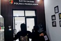 Personel Satreskrim Polres Pamekasan menggiring DPO dugaan investasi bodong setelah berhasil ditangkap di Bojonegoro. (ISTIMEWA)